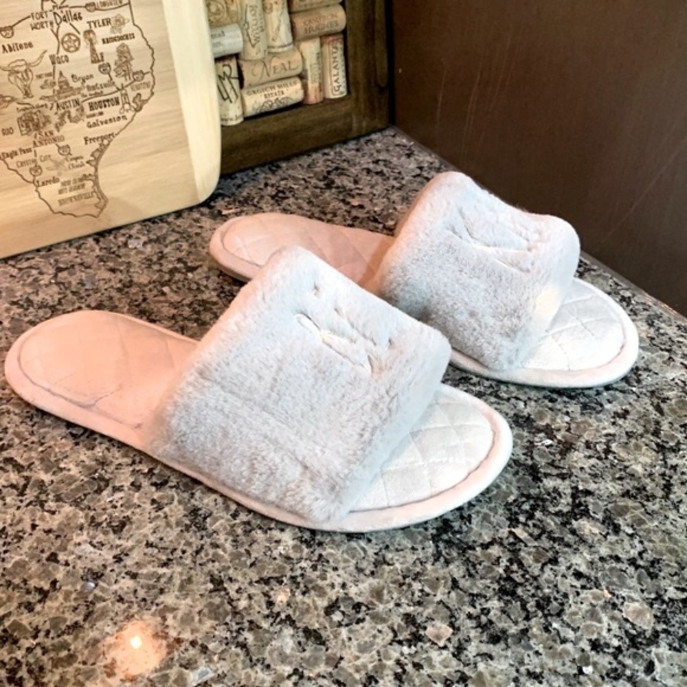 Rae Dunn BE KIND Gray Faux Fur Memory Foam Slippers Size Medium - Picture 2 of 5
